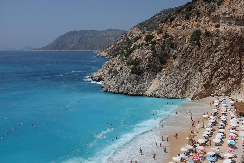 Türkisfarbenes Wasser am Strand von Kaputaş zwischen Kaş und Kalkan
