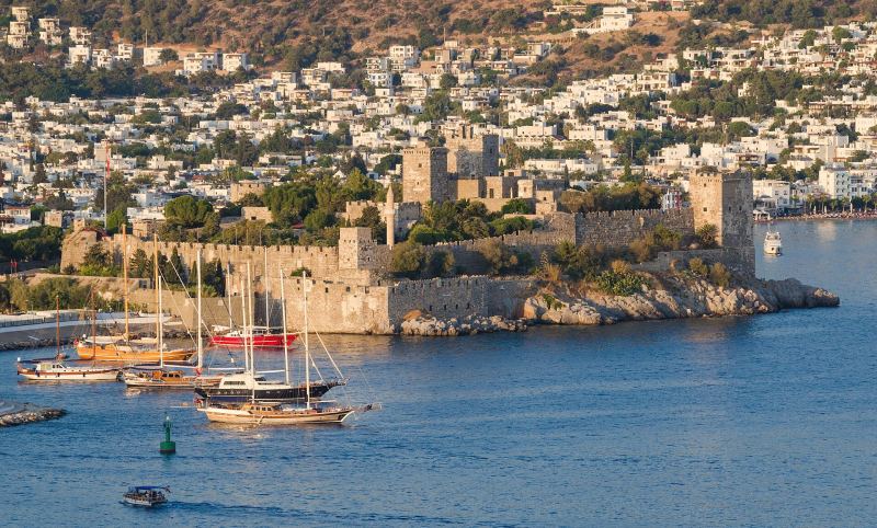Die Burg von Bodrum auf ihrer Halbinsel, Boote im Hafen