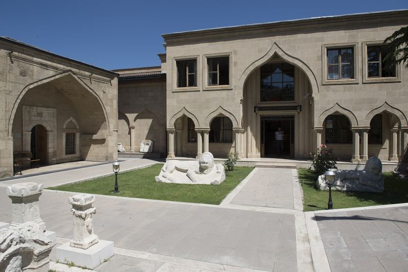 Das steinerne Burdur-Museum mit Bogenfenstern, davor antike Steinfragmente auf dem Rasen