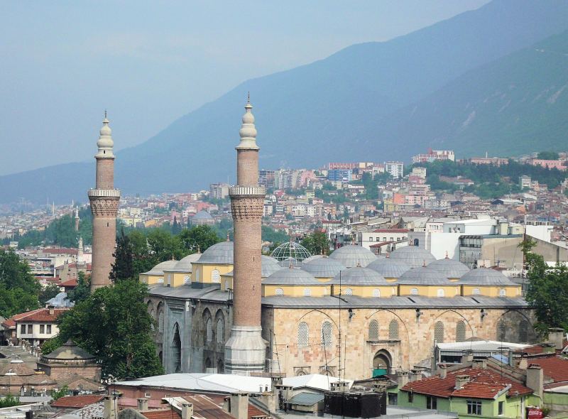 Innenraum der Großen Moschee von Bursa mit Brunnen, Kuppeln und Kalligrafietafeln