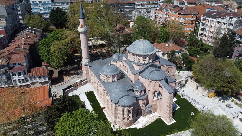 Купола и кирпичные стены церкви Хора в Эдирнекапы