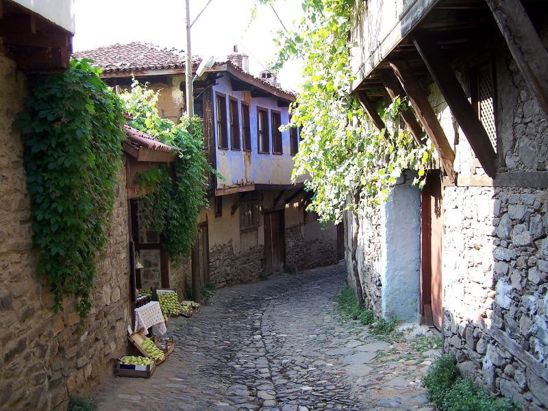 Osmanische Fachwerkhäuser an einer gepflasterten Gasse in Cumalıkızık