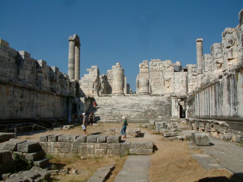 Der Innenhof des Apollontempels von Didyma mit Treppe und hoch aufragenden Mauern