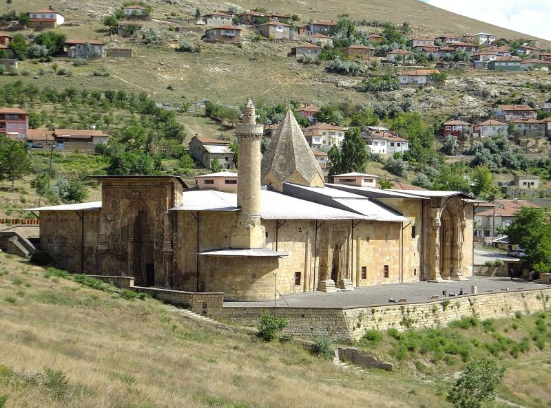 Das tief gemeißelte Nordportal der Großen Moschee von Divriği