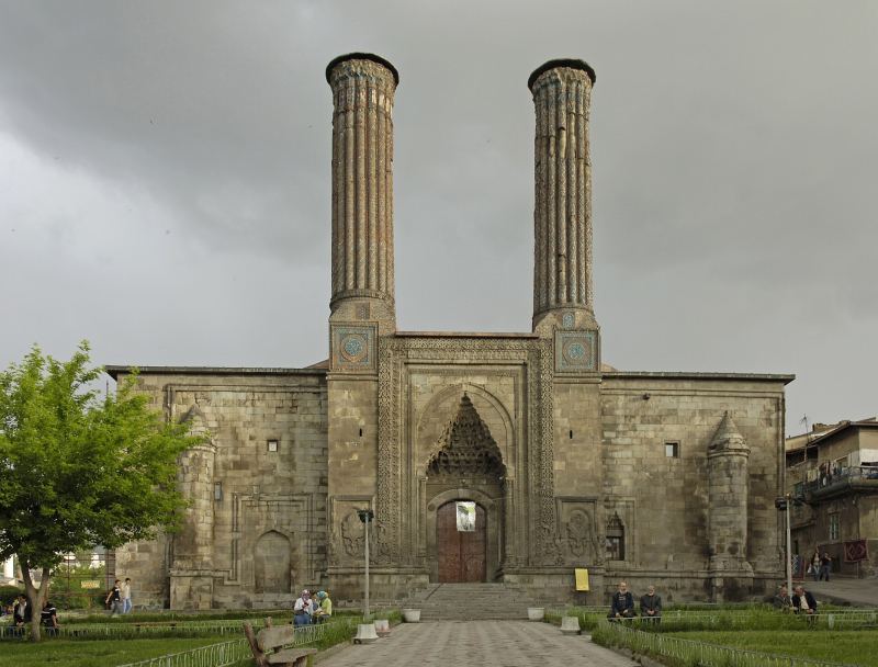 Die beiden Backsteinminarette und das gemeißelte Portal der Çifte-Minareli-Medrese in Erzurum