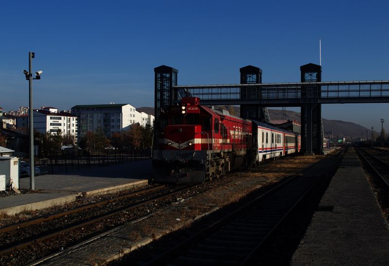 Eine rote TCDD-Diesellok mit dem Doğu Ekspresi (Ostexpress) im Bahnhof Kars