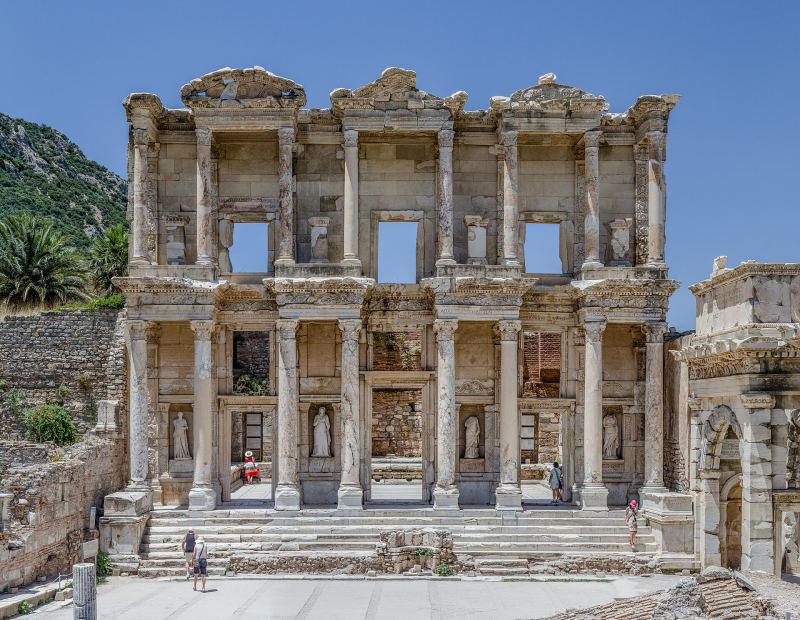 Die zweigeschossige Marmorfassade der Celsus-Bibliothek in Ephesos