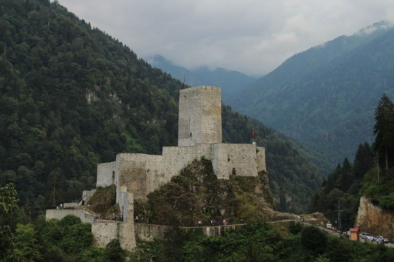 Die Mauerreste von Zilkale auf einem bewaldeten Bergsporn im Fırtına-Tal