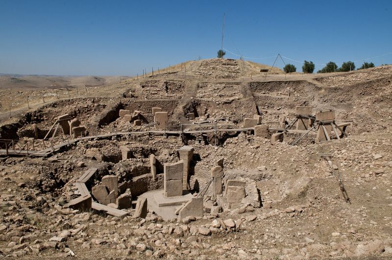 Gemeißelte T-förmige Steinpfeiler in einer runden Anlage in Göbekli Tepe unter einem Schutzdach