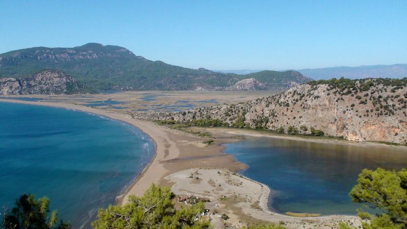The long sand bar of İztuzu beach between the sea and the Dalyan delta