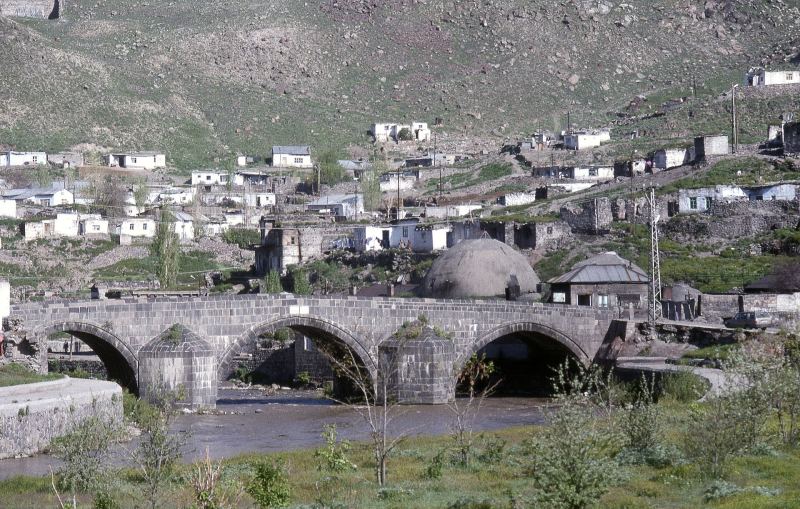 Die Steinbrücke aus Basalt über den Kars-Fluss, dahinter am Hang aufsteigende Häuser