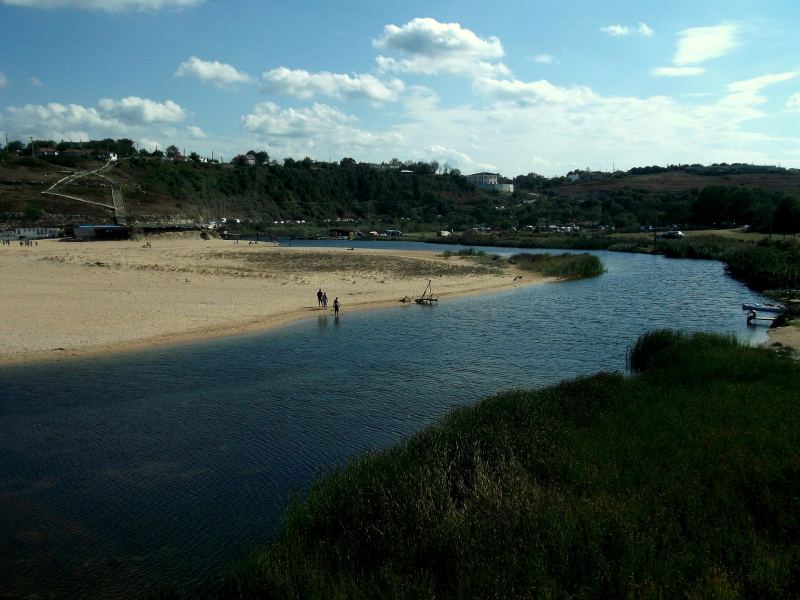 Der Fluss bei Kıyıköy fließt an einem Sandstrand vorbei ins Schwarze Meer