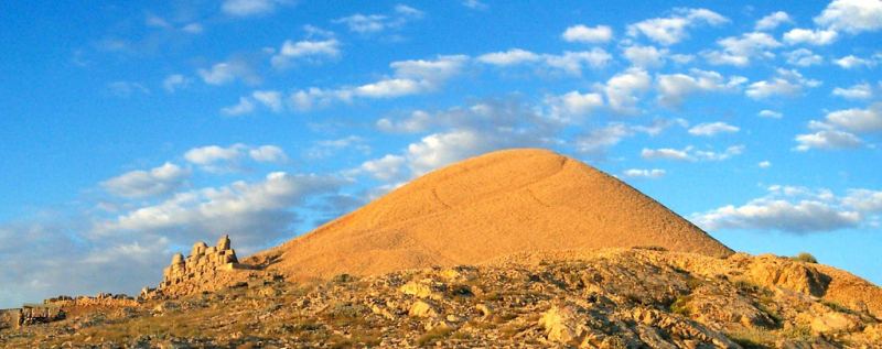 Kolossale Steinköpfe auf der Terrasse des Nemrut Dağı