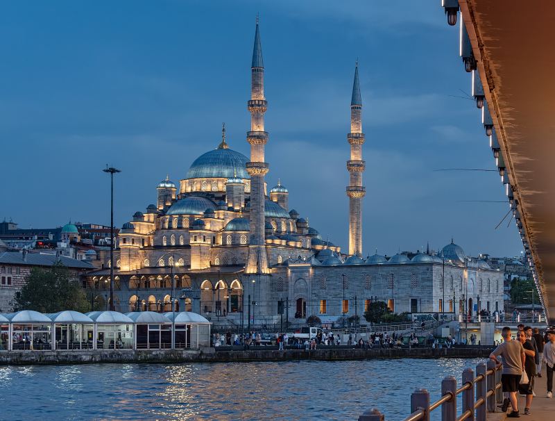 Die gestaffelten Kuppeln und Minarette der Neuen Moschee in Eminönü