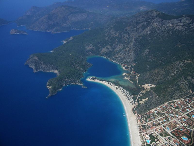 Die Lagune von Ölüdeniz und ihre lange Sandzunge von hoch oben