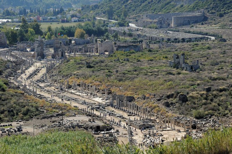Вид сверху на длинную колоннаду главной улицы и руины кварталов Перге