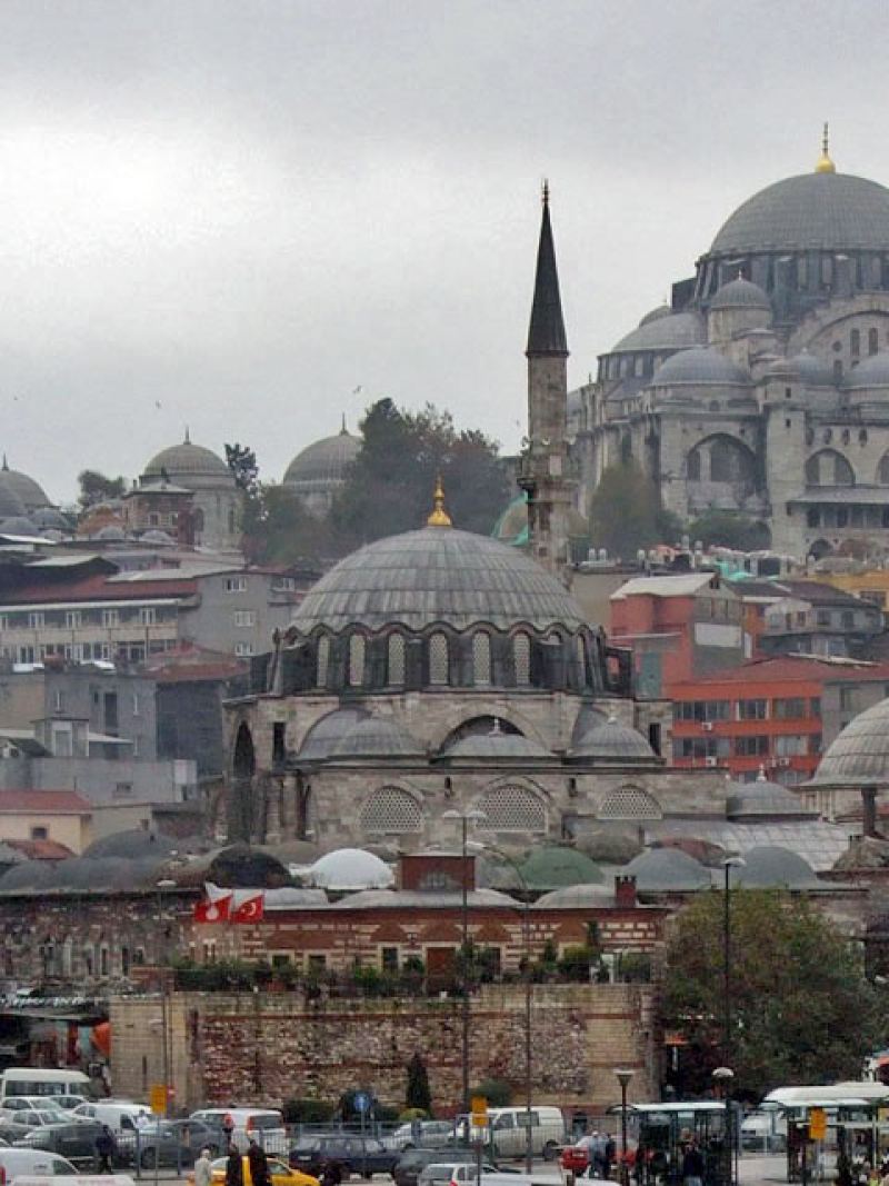 İznik-Fliesen mit Blumenmustern bedecken die Wände der Rüstem-Pascha-Moschee