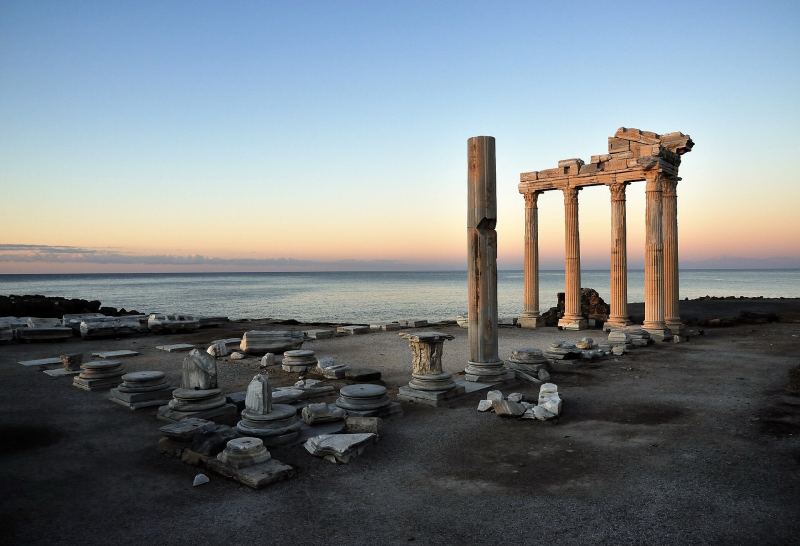 Säulen des Apollontempels von Side am Ufer bei Sonnenuntergang