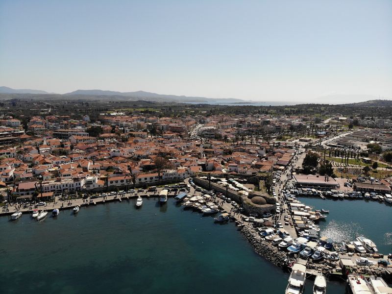 Sığacık von oben: die Burgmauern, das Dorf darin und der Hafen