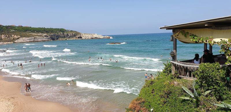 Wellen am Sandstrand von Şile