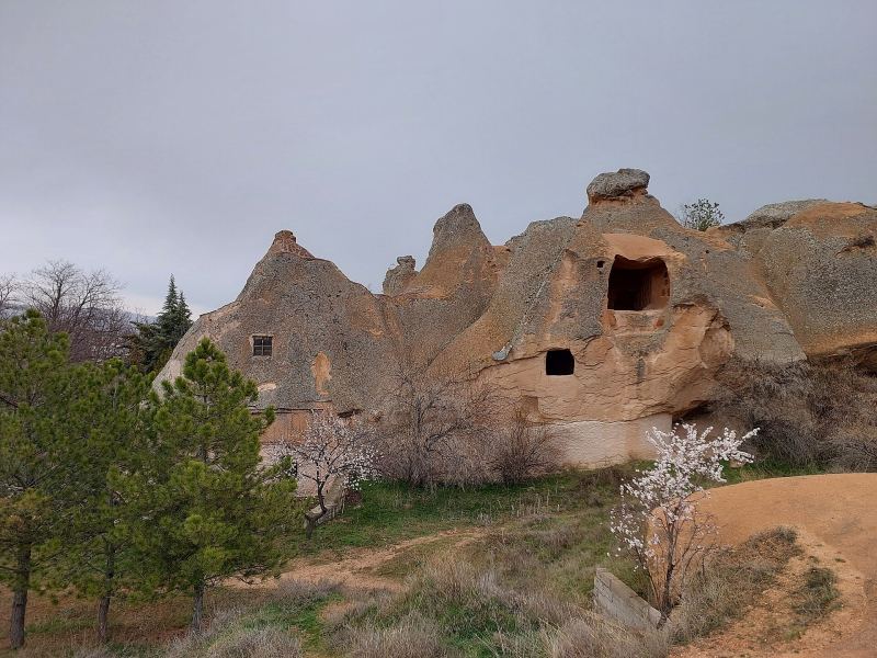 Die Felsformationen von Gülşehir mit der Kirche St. Jean und ihren gehauenen Öffnungen