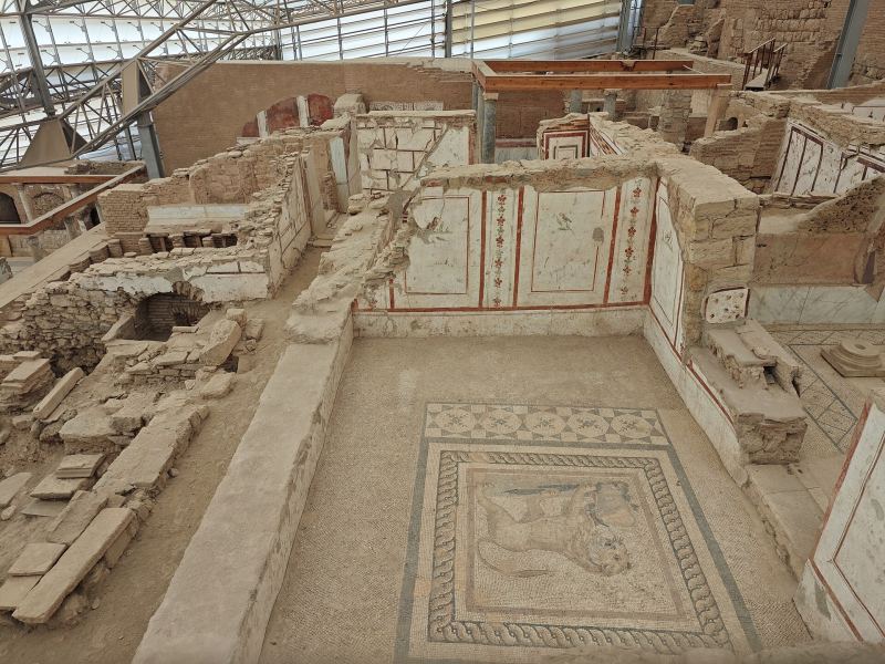 Freskierte Wände und ein Mosaikboden in einem Raum der Hanghäuser unter dem Schutzdach in Ephesos