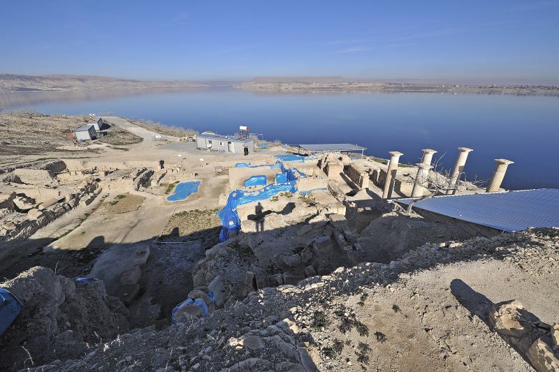 Раскопанные террасы и вновь поставленные колонны Зевгмы над водохранилищем на Евфрате